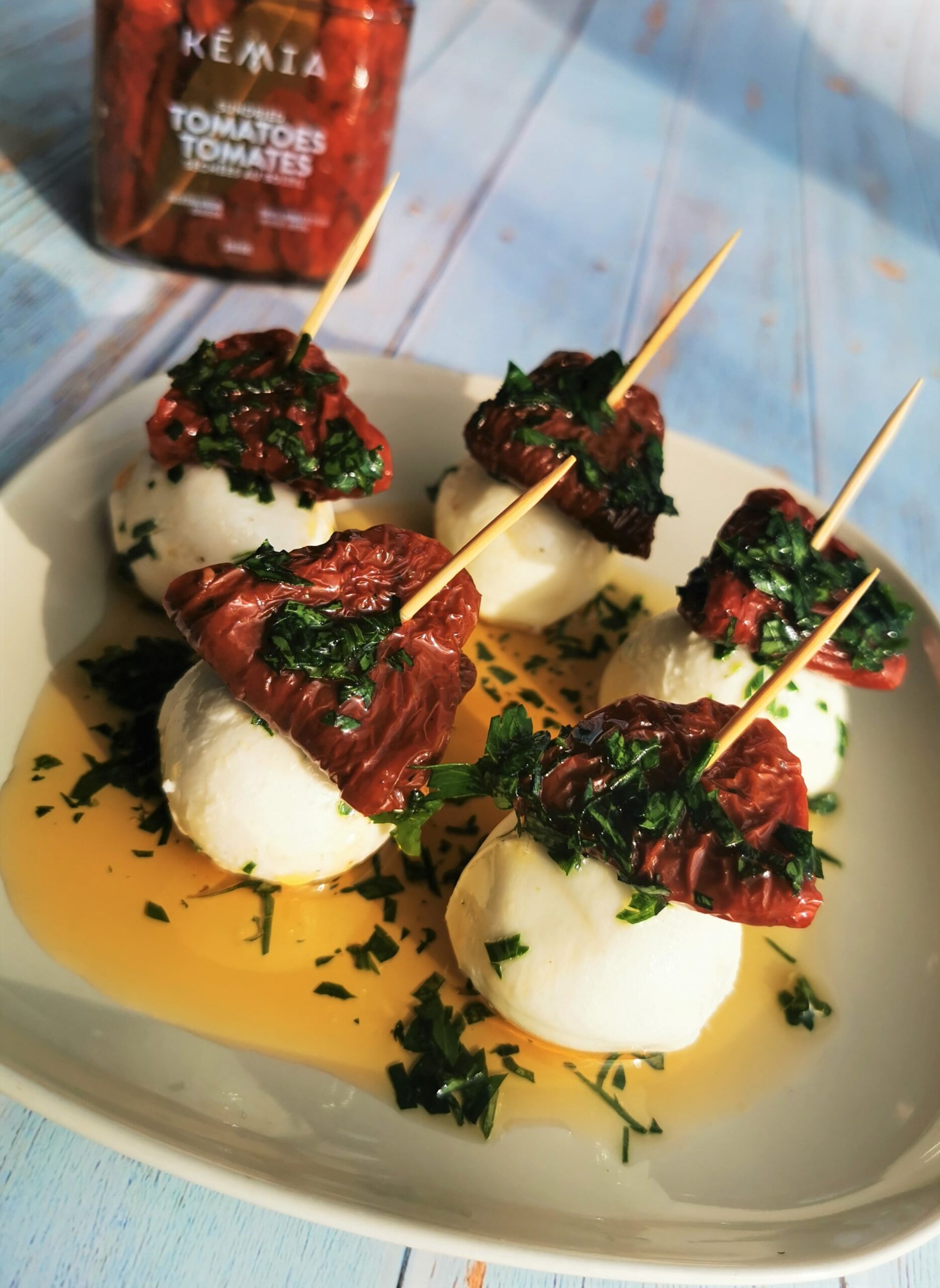 Bocconcini bites with sundried tomatoes and fresh parsley Kémia